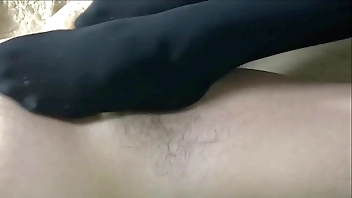 黒タイツの足コキ