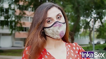 Señora TURISTA COLOMBIANA pide ayuda para tomarse fotos y es cogida por desconocido